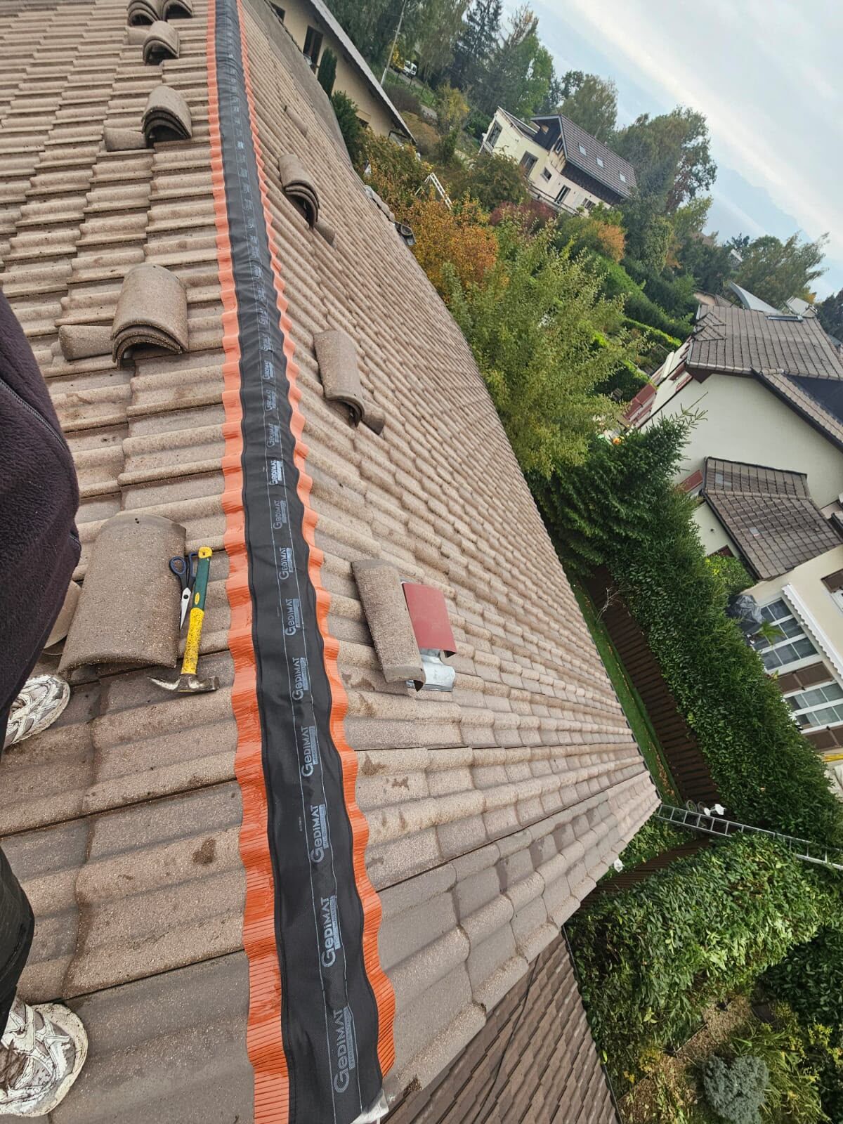 Pose d'un closoir de faîtage ventilé sur une toiture en tuiles en Haute-Savoie