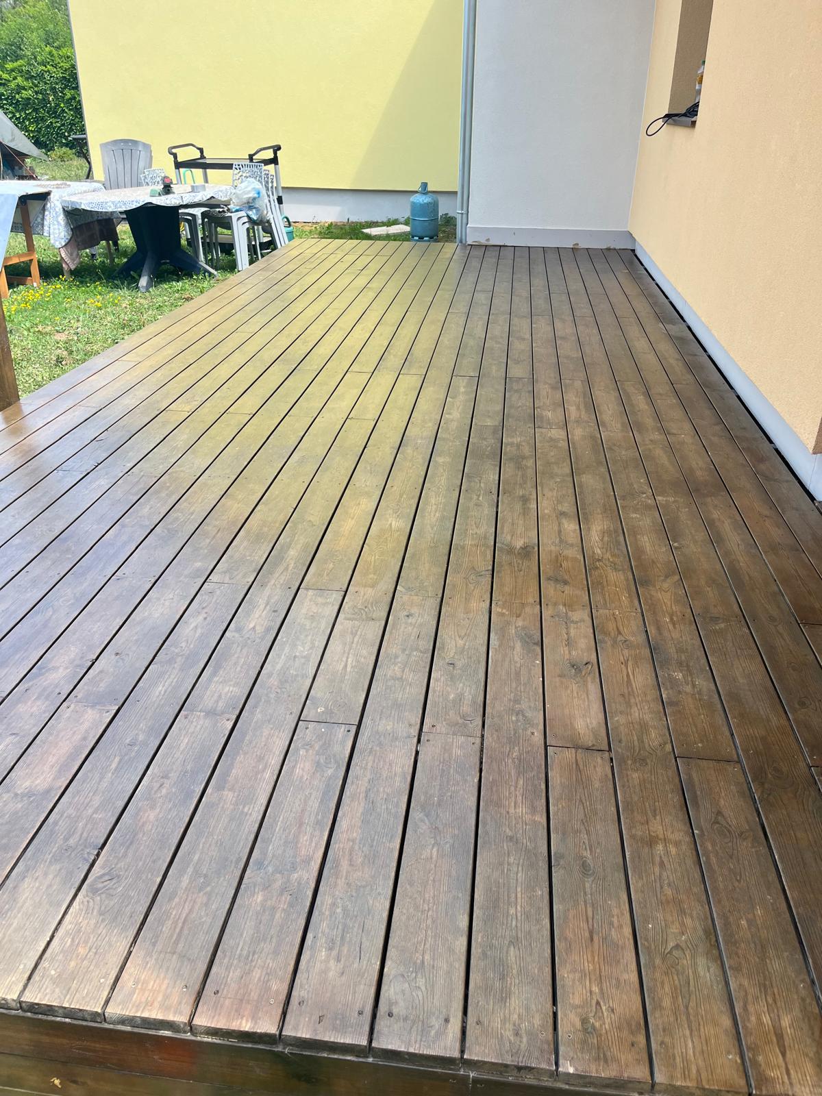 Terrasse en bois nettoyée et rénovée après intervention
