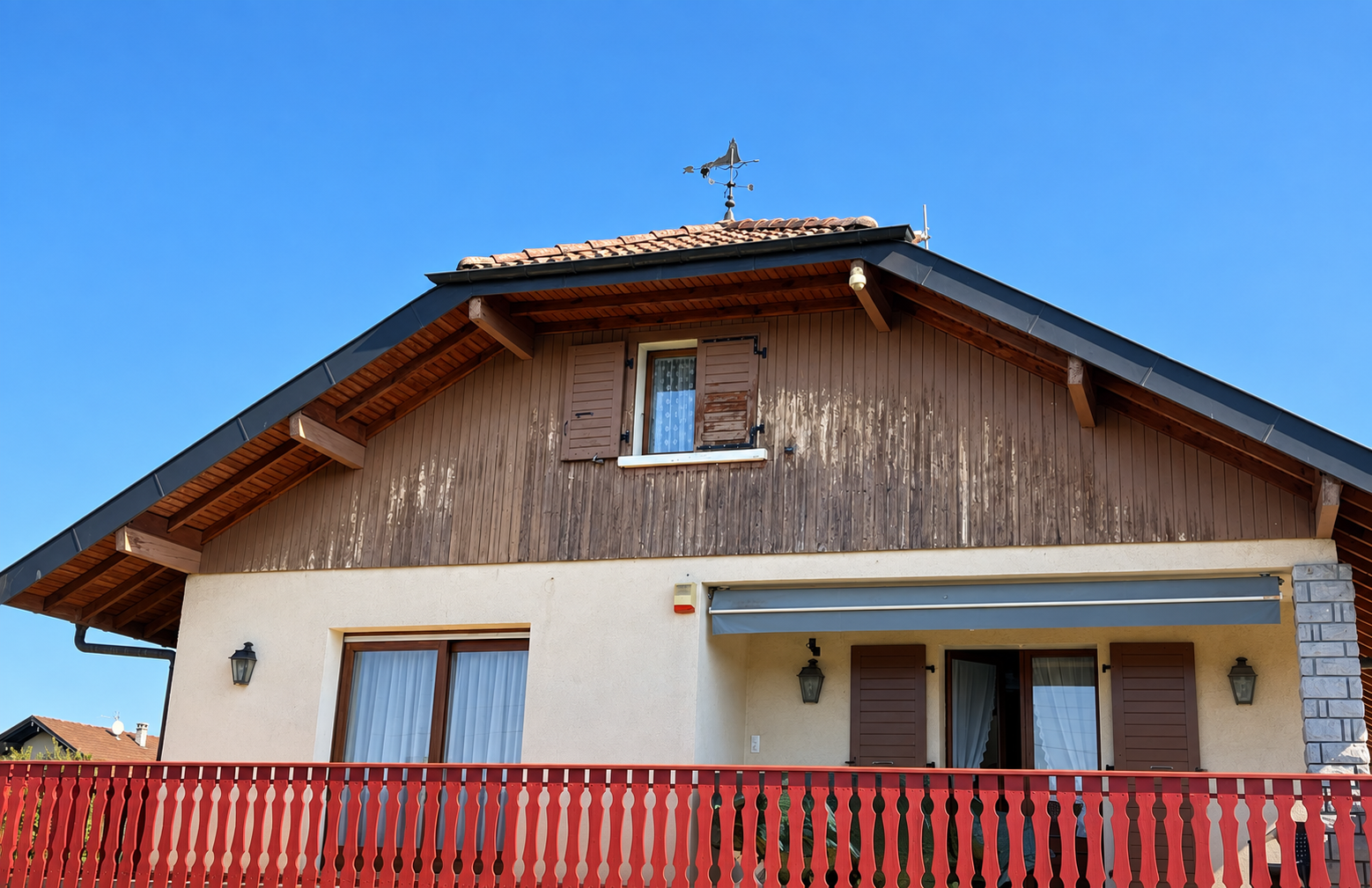Bardage bois d'un chalet grisé et abîmé avant traitement