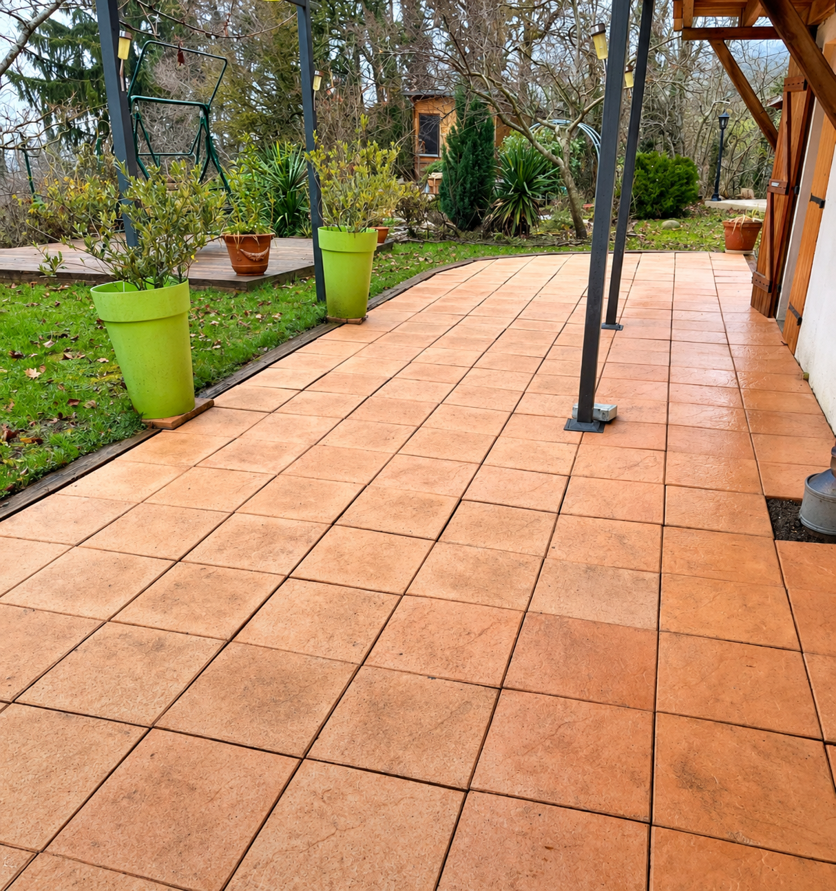 Terrasse carrelée nettoyée après passage haute pression