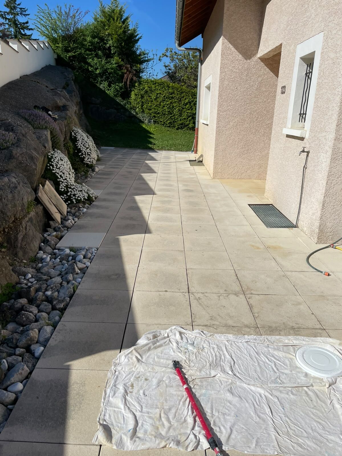 Terrasse en dalles tachées et ternes avant mise en peinture