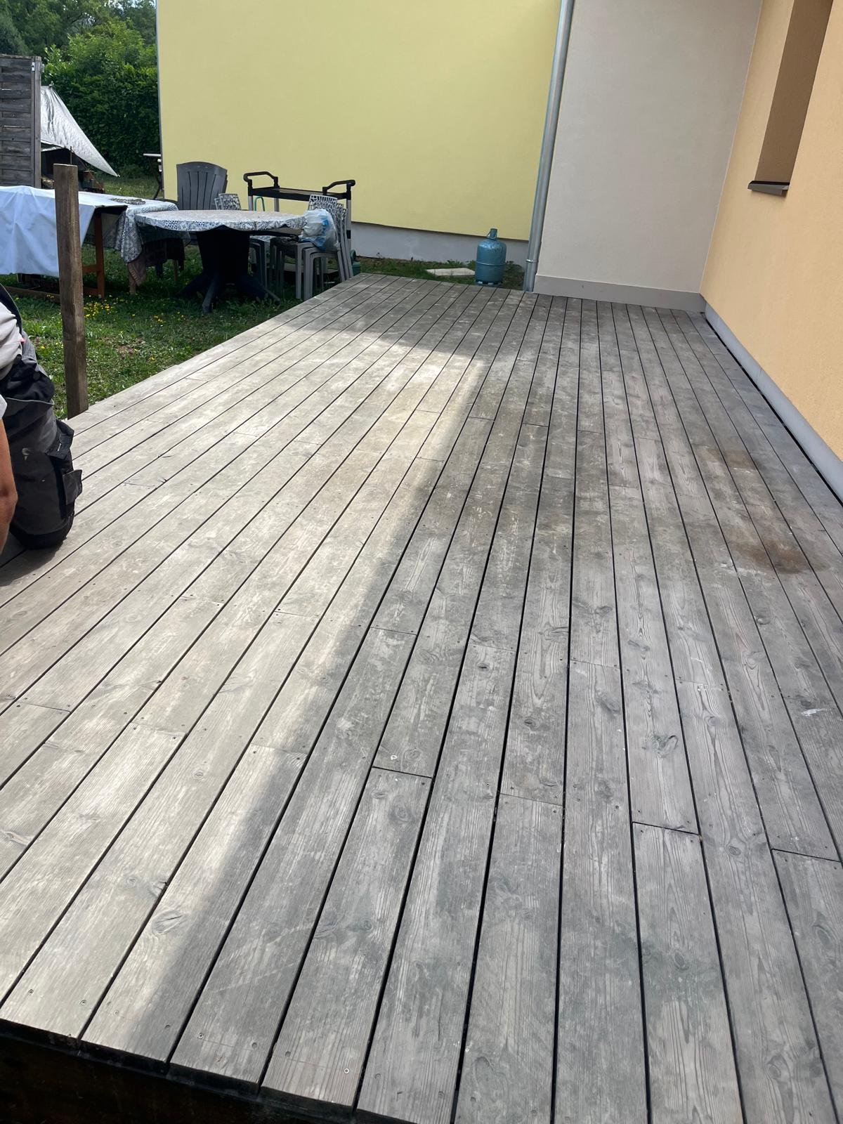Terrasse en bois grisée avant nettoyage et remise en état