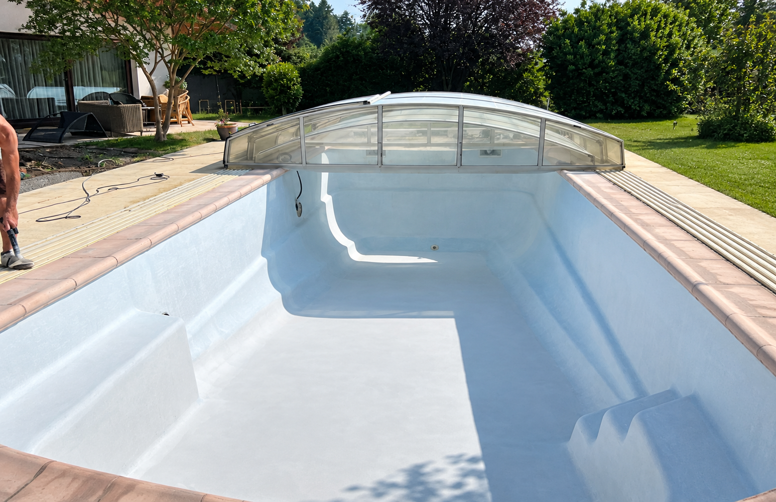 Coque de piscine poncée et dépoussiérée prête à peindre