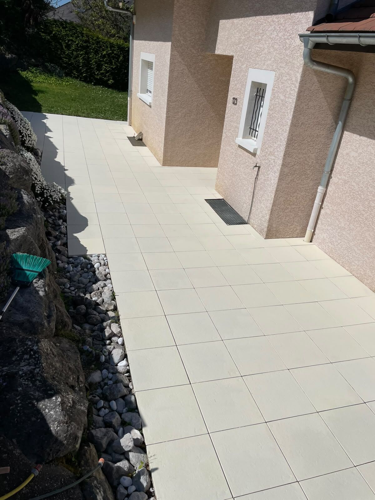 Même terrasse en dalles repeintes en blanc cassé après travaux